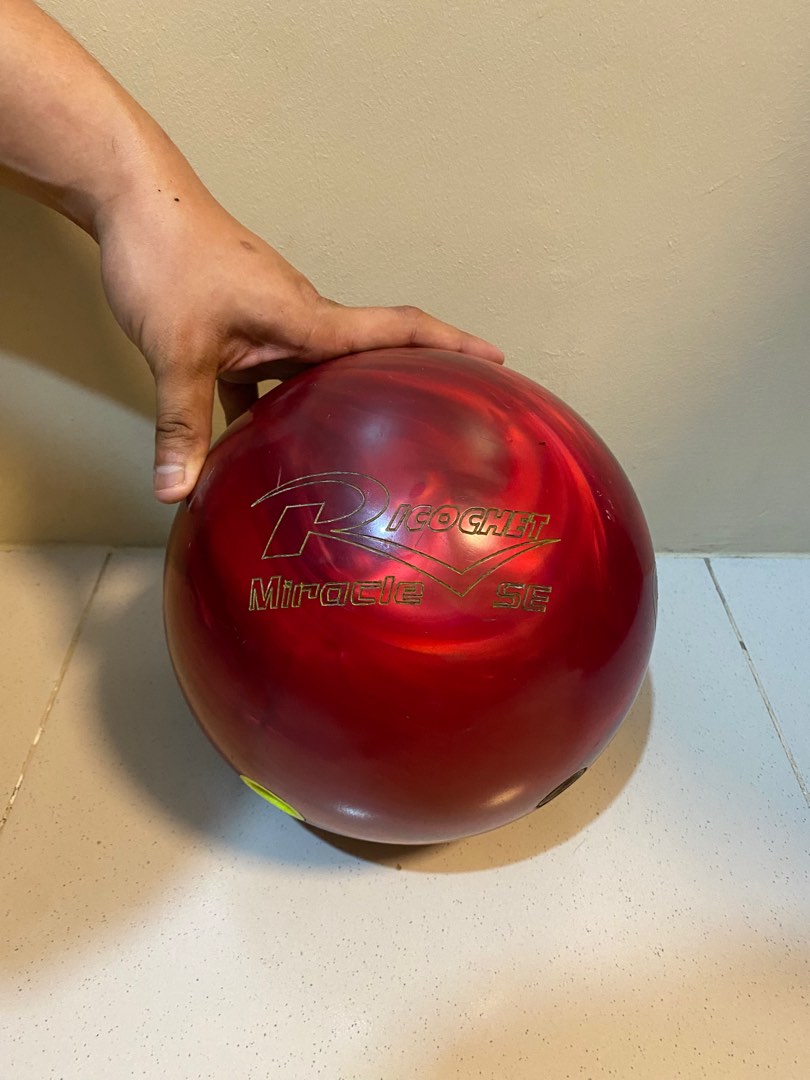 Columbia 300 ricochet bowling ball (15 lbs), Sports Equipment, Sports ...