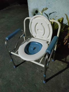 Commode chair with arenula