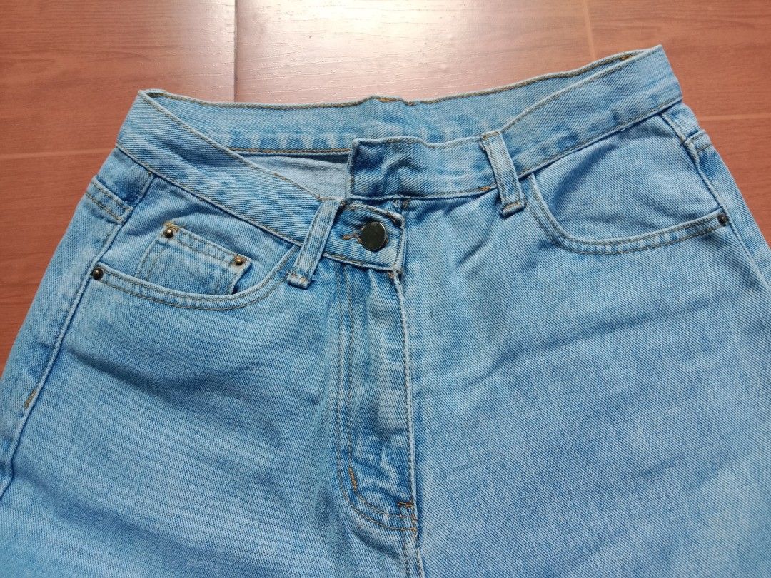 Irregular Button Style Denim Jeans (Category: Jeans) located in Porac. Submitted by declutterwithargel (Listing ID 1221169722, Image 1). Description: Waist: 28-29 Length: 36 Gen z pants.