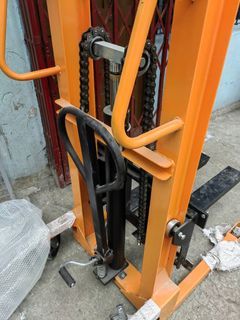 ELECTRIC STACKER 2 TONS