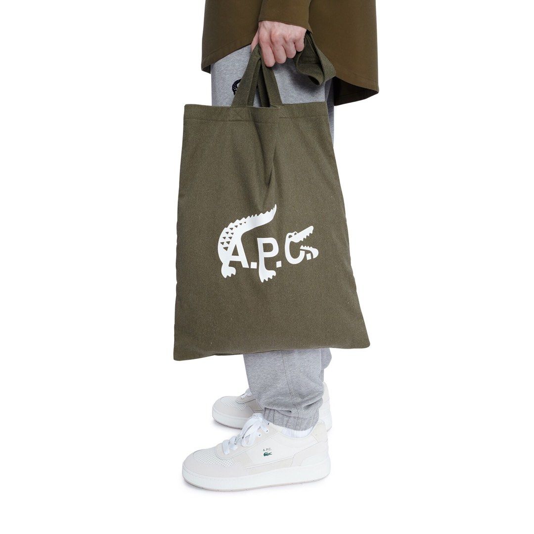A.P.C.×ラコステ コラボ ビッグロゴインディゴ縦型トートバッグ - バッグ