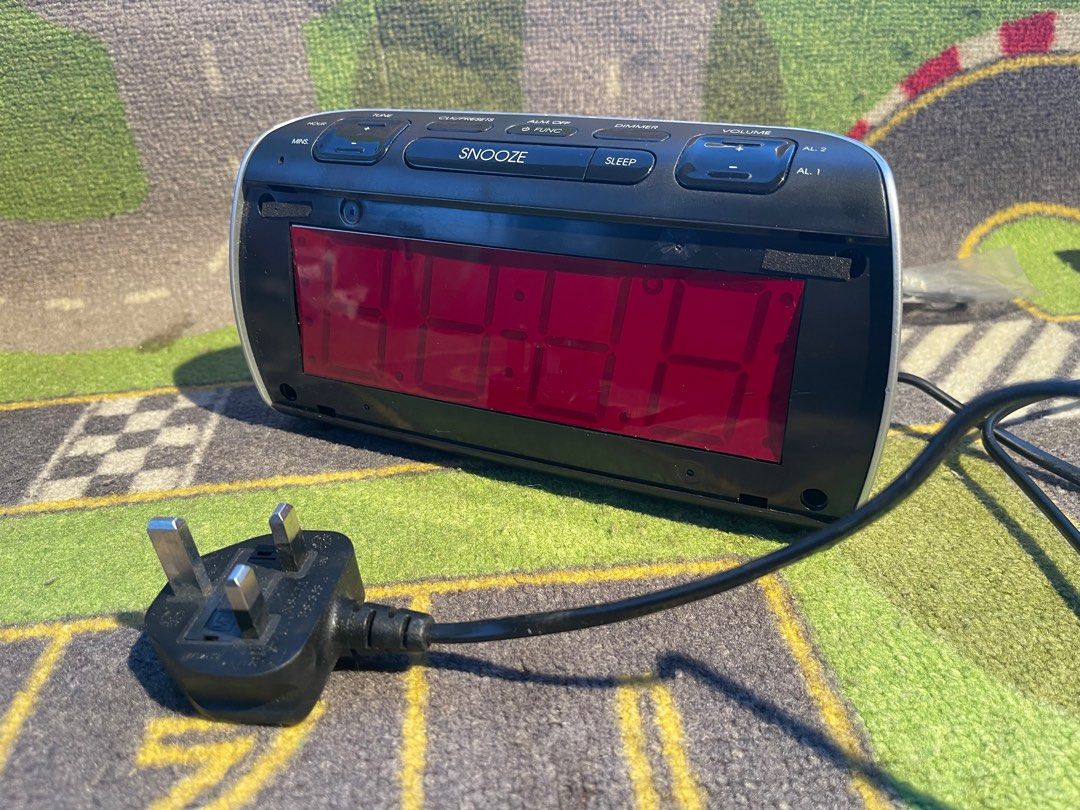 Logik Radio Alarm Clock With Aux In 220v Complete Am Fm Stations Big