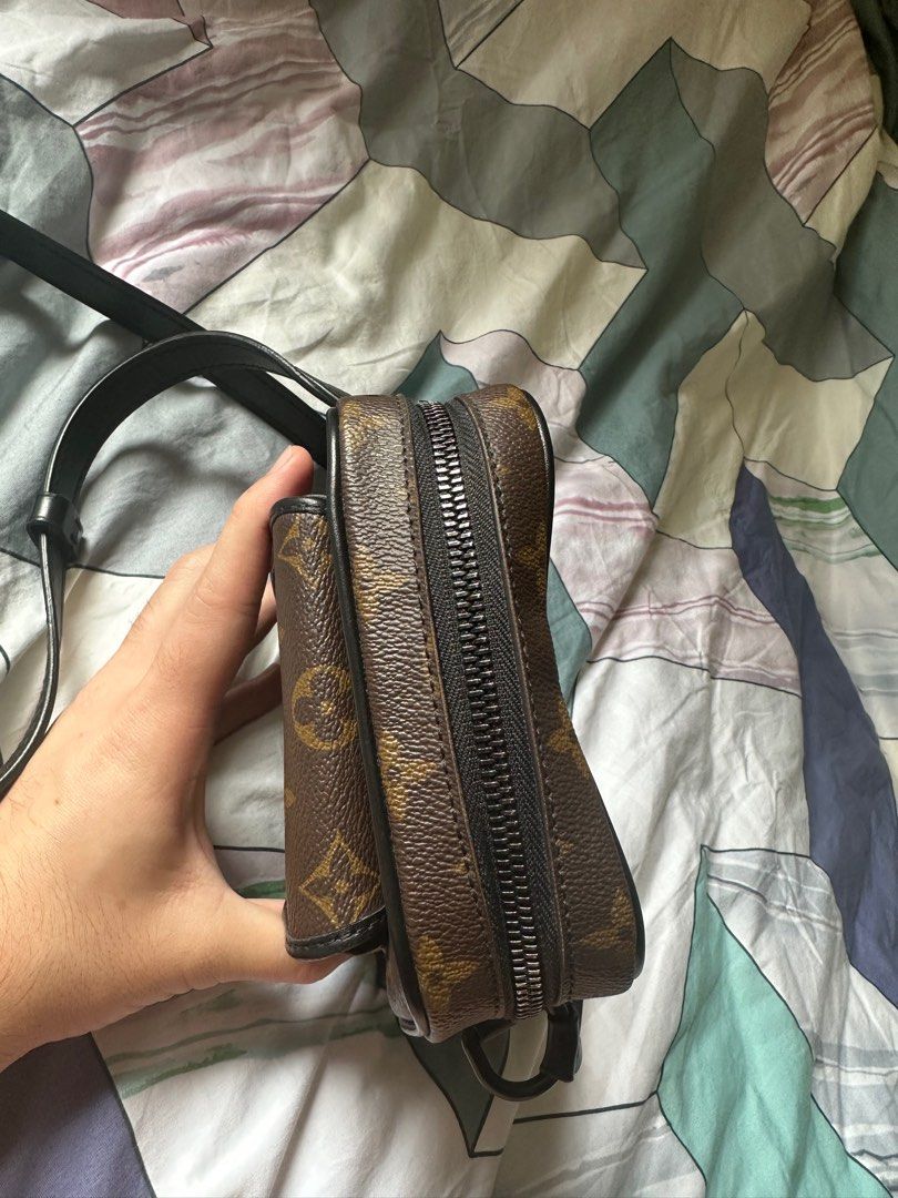 Christopher wearable wallet. Is it normal for the canvas to crease up