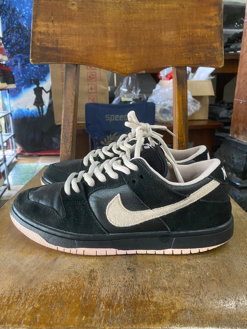 Nike sb dunk low black hotsell coral