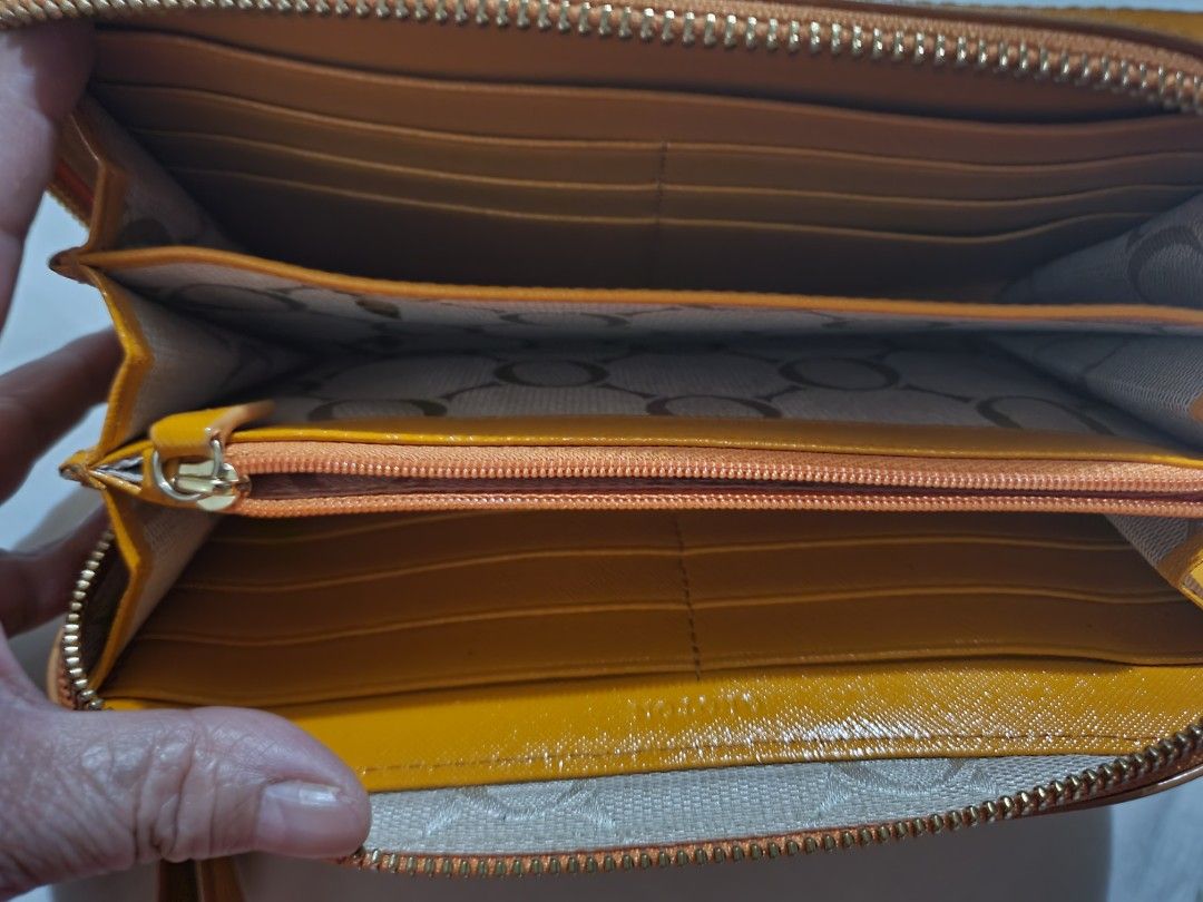 Oroton australia (Category: Luxury Bags & Wallets) located in Las Pinas. Submitted by marichelle1012 (Listing ID 1221195795, Image 2). Description: orange color & wristlet long wallet no flaws..malinis ang loob.