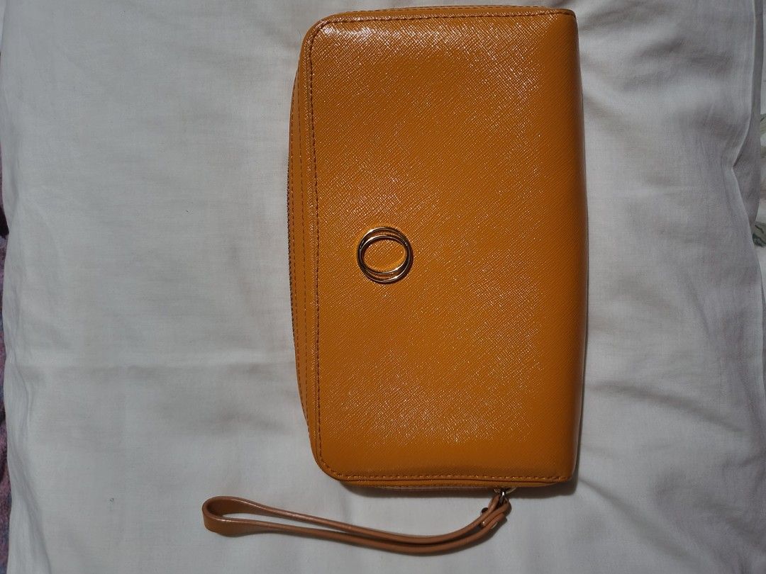 Oroton australia (Category: Luxury Bags & Wallets) located in Las Pinas. Submitted by marichelle1012 (Listing ID 1221195795, Image 1). Description: orange color & wristlet long wallet no flaws..malinis ang loob.
