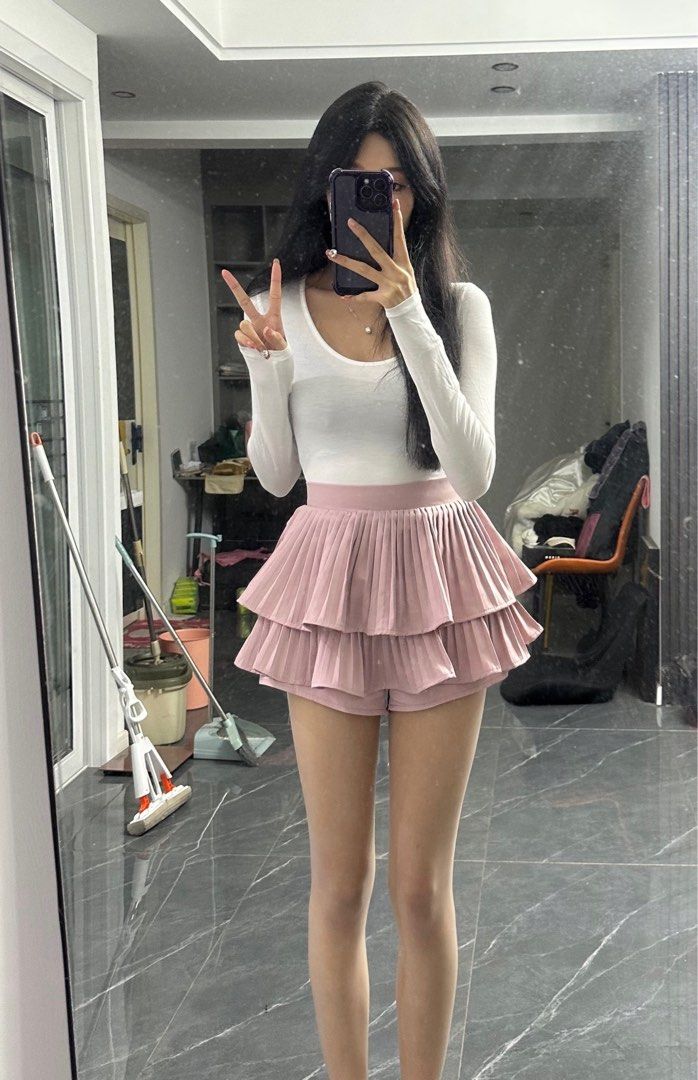 Short pink best sale skirt outfit