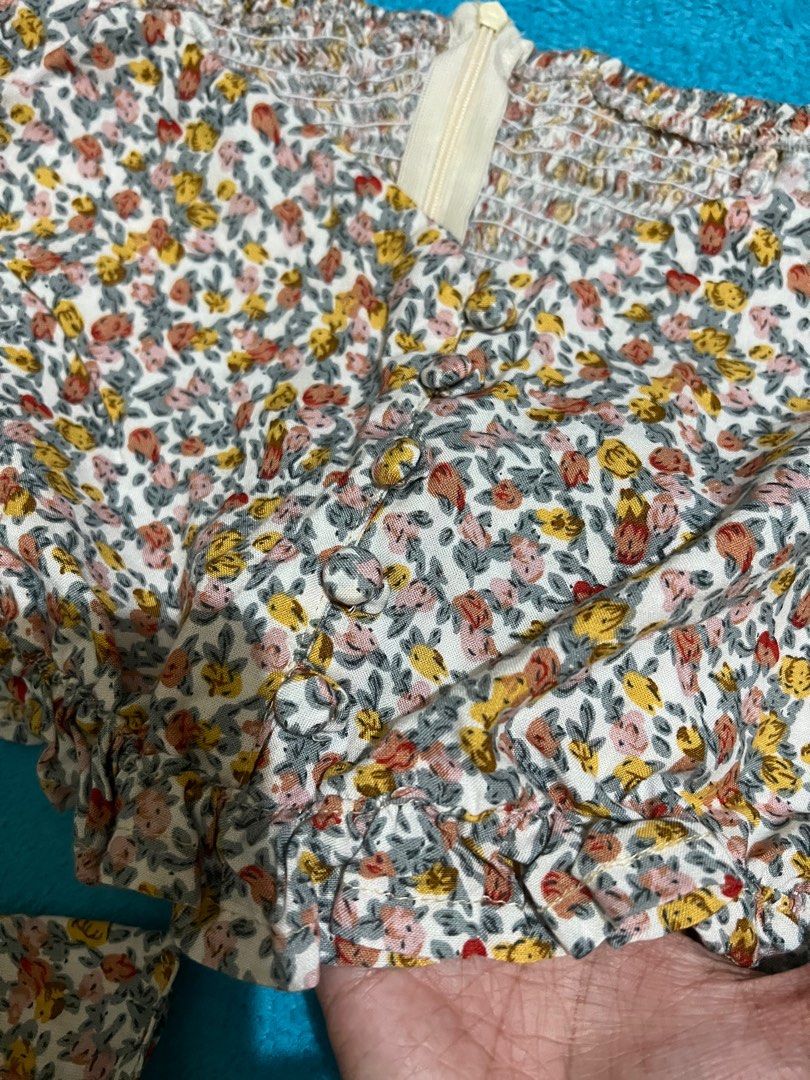 Souviehouse white floral top (Category: Longsleeves) located in Cavite. Submitted by abiaraya (Listing ID 1221264513, Image 3). Description: Brand anew mga sissy! Super ganda!!! Super stretch material dahil sa shirred back design 🥰 Rfs: Di kasya sa may boob part 😅.