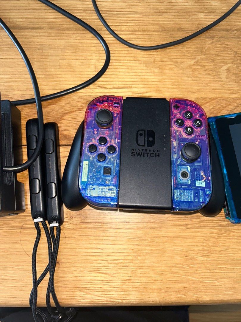 Switch （分類：其他）位於 Hong Kong。 由 chiuuhdh 提交（商品編號 1221132221，圖片 3）。簡介： 香港行貨 外殼改咗 一切良好 配件齊全 有盒 送刺客信條！ 。
