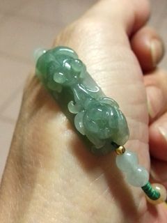 新款💐天然翡翠A-冰種滿綠荷花魚（荷包有餘）18k金珠編繩手排。（照片無打光，無優化，用兩光手機拍的。)為表達真實物況，不用特殊鏡頭拍照。🤩實品比照片美👍高品質物件！