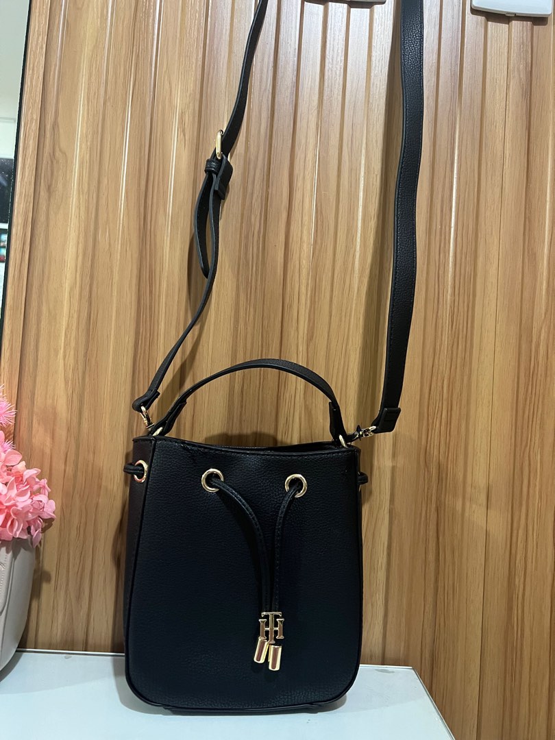 Authentic Tommy Hilfiger Sling bag, Women's Fashion, Bags & Wallets