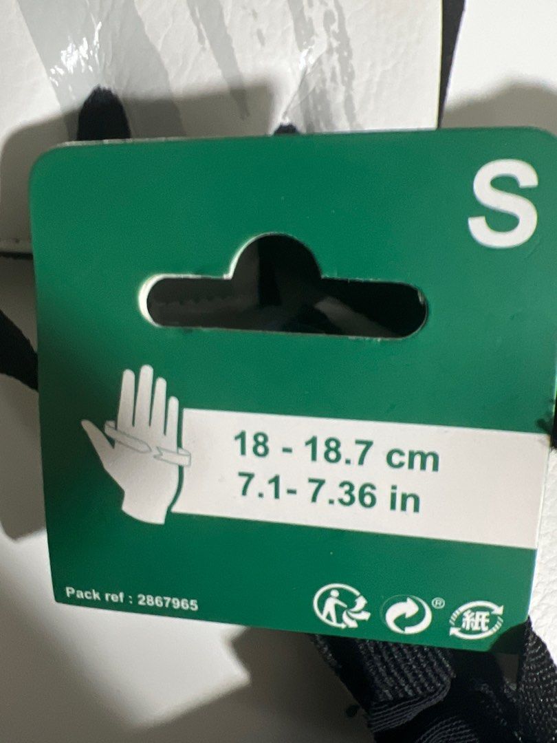 Boxing Gloves (Category: Toning & Stretching Accessories) located in Singapore. Submitted by mikey45677 (Listing ID 1221336708, Image 4). Description: Brand new from decathlon. selling as gf changed her minds. more relevant for boxing cardio classes sizing as above.