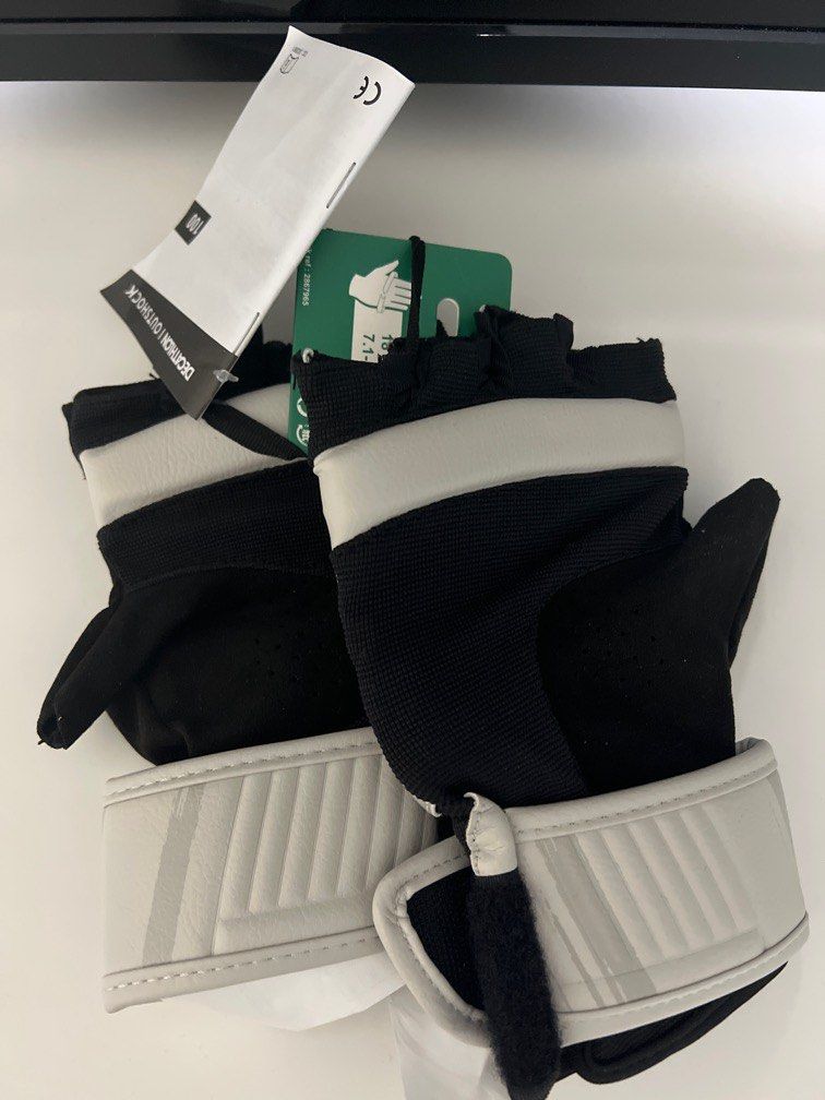 Boxing Gloves (Category: Toning & Stretching Accessories) located in Singapore. Submitted by mikey45677 (Listing ID 1221336708, Image 3). Description: Brand new from decathlon. selling as gf changed her minds. more relevant for boxing cardio classes sizing as above.