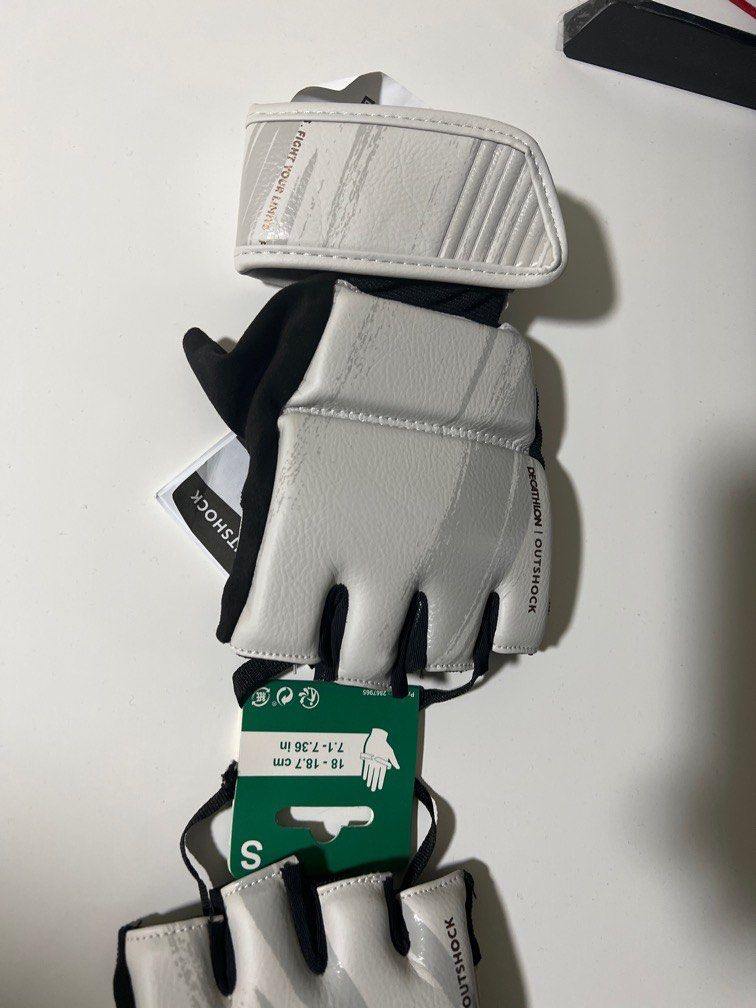 Boxing Gloves (Category: Toning & Stretching Accessories) located in Singapore. Submitted by mikey45677 (Listing ID 1221336708, Image 2). Description: Brand new from decathlon. selling as gf changed her minds. more relevant for boxing cardio classes sizing as above.