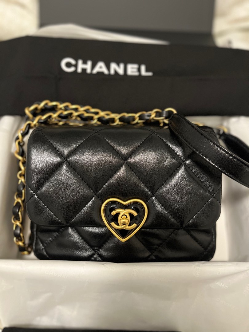 Mini Bags Reign Supreme on the Chanel new Spring Runway  LabofranceShops   Reloj Chanel new Boyfriend de acero Circa 2020
