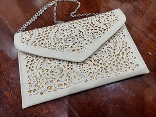 Clutch with detachable chain