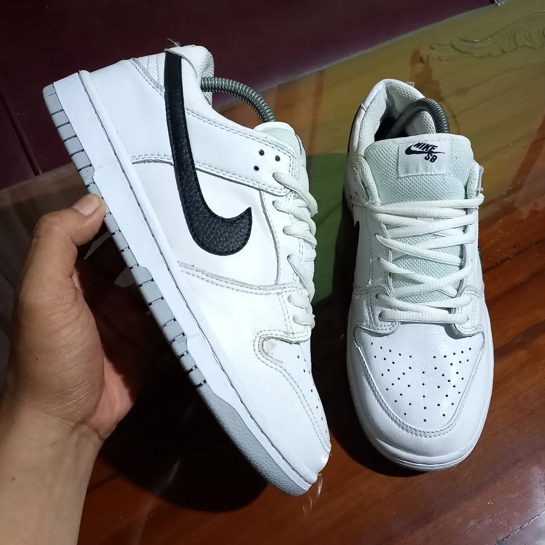 NIKE SB DUNK LOW, Fesyen Pria, Sepatu , Sneakers di Carousell