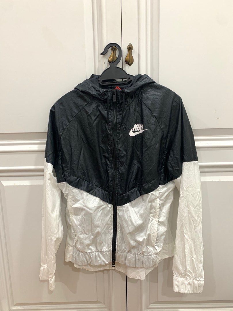 Nike women's black and white windbreaker discount