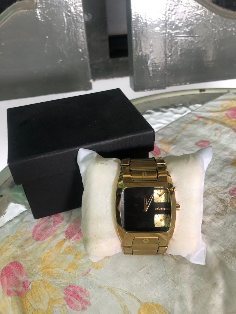 Nixon top banks gold