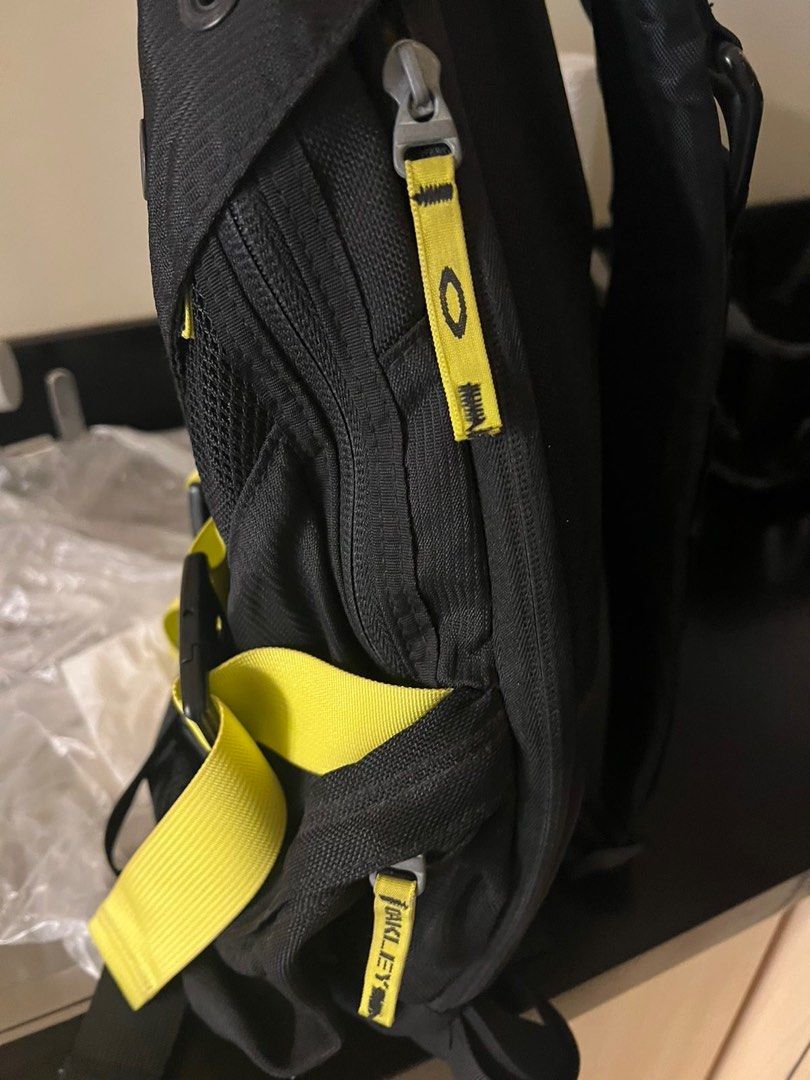 OAKLEY ICON  Backpack (Black / Volt Colorway), Men's Fashion, Bags,  Backpacks on Carousell