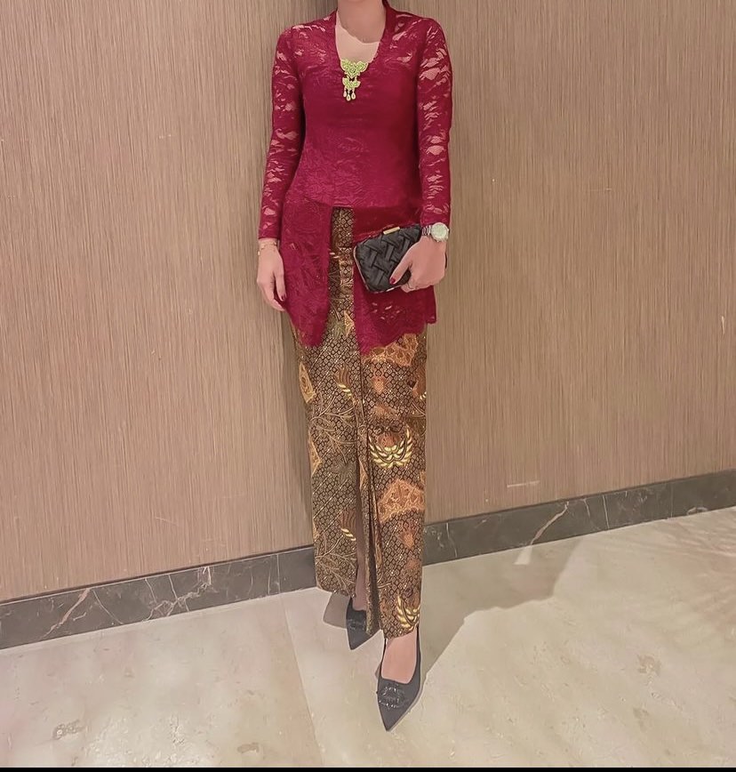 One set Kebaya jawa merah, Fesyen Wanita, Pakaian Wanita, Lainnya di