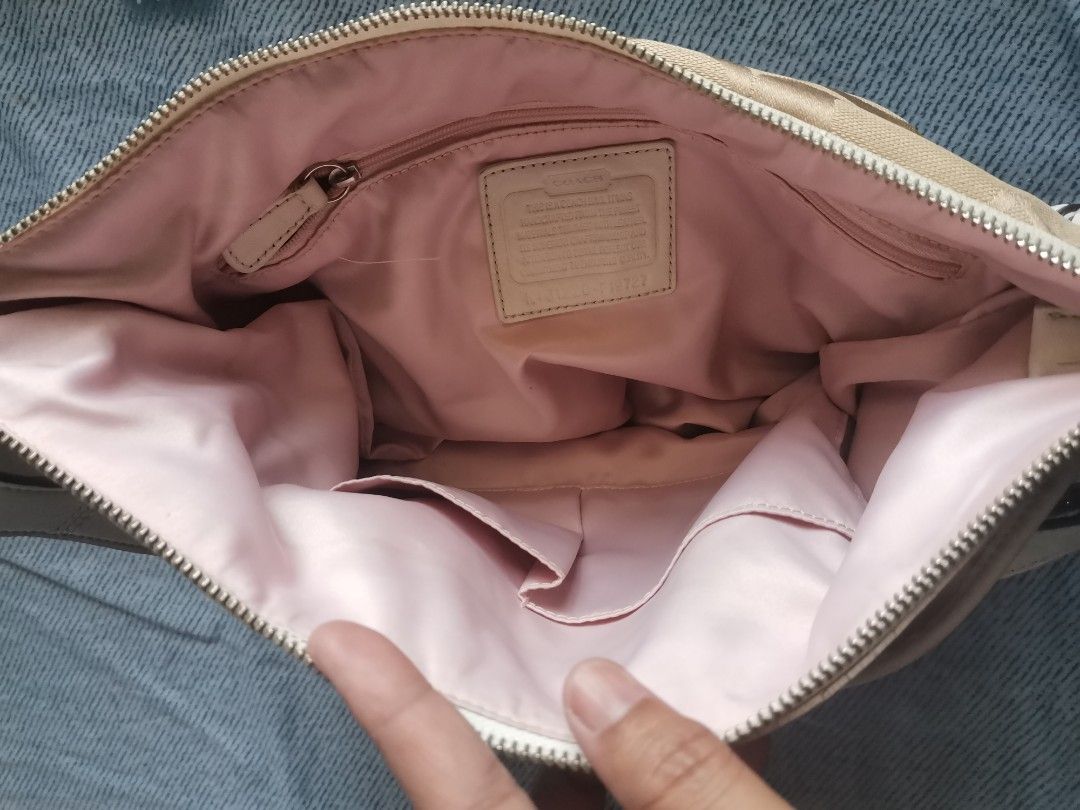 1,000 each COACH BAGS (Category: Shoulder Bags) located in Hagunoy. Submitted by jhing0615 (Listing ID 1221287756, Image 2). Description: Original Coach Bags bought in Canada RFS: Decluttering to buy new ones :).