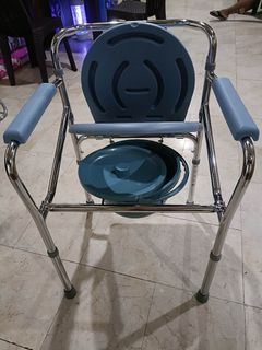 Skeleton type commode chair