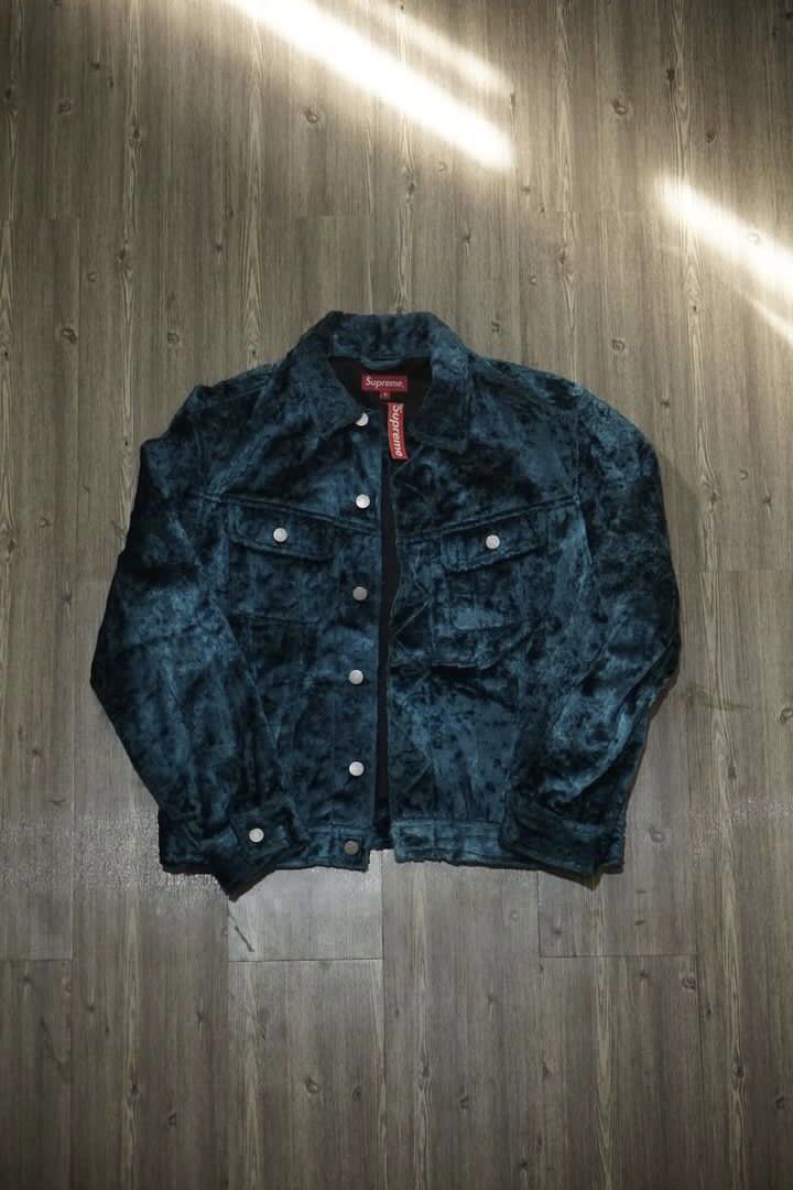 Supreme fuzzy pile trucker jacket Fesyen Pria Pakaian Atasan di Carousell
