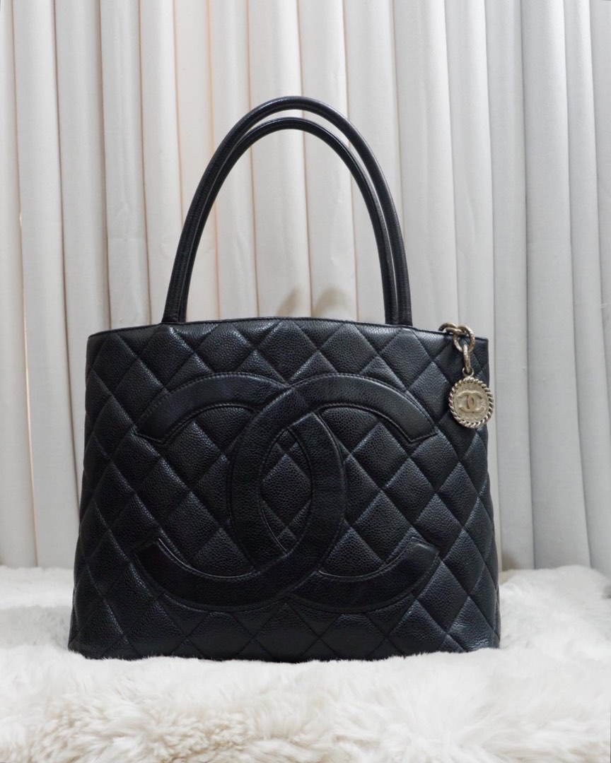 Chanel discount medallion caviar