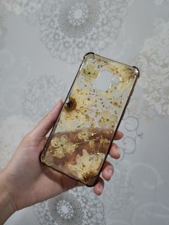 FLASH SALE Handmade Dried Flowers Samsung Galaxy A8 2018 Phone Case - Casing HP Bunga Putih dan Emas - Clear case with gold flakes