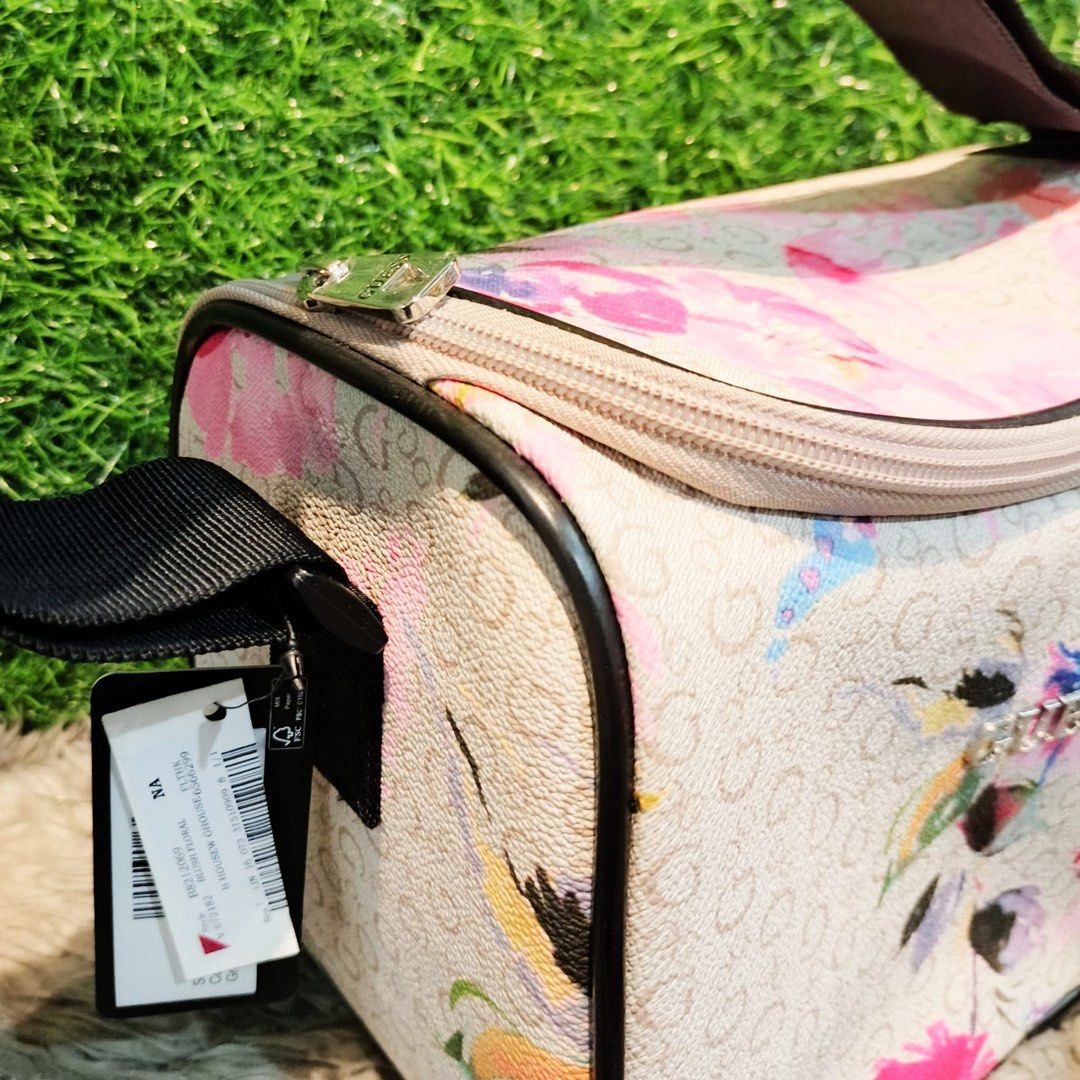 Guess Lunch Bag, Women's Fashion, Bags & Wallets, Shoulder Bags on