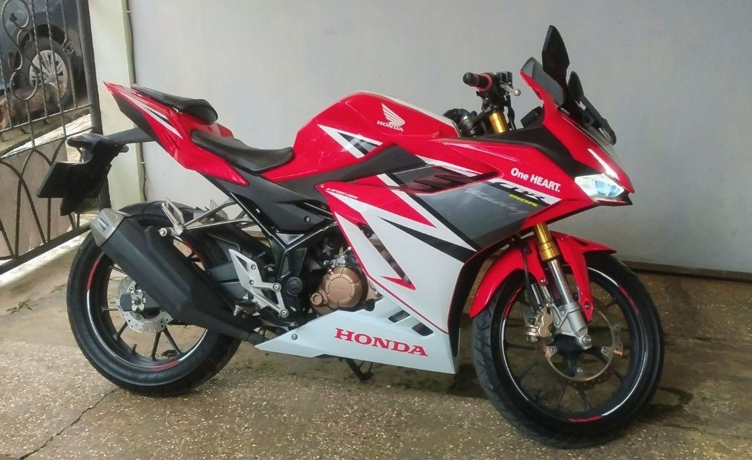 Honda cbr150r hotsell racing red