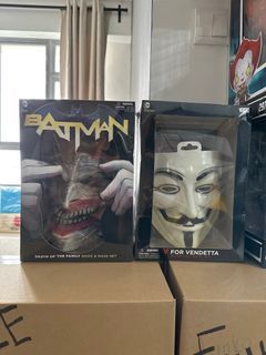 Batman & Vendetta Mask / Book Set