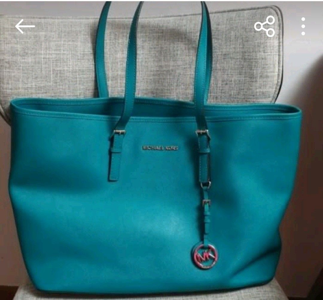 Michael Kors Voyager Large Saffiano Leather Top-Zip Tote Bag, Luxury, Bags  & Wallets on Carousell