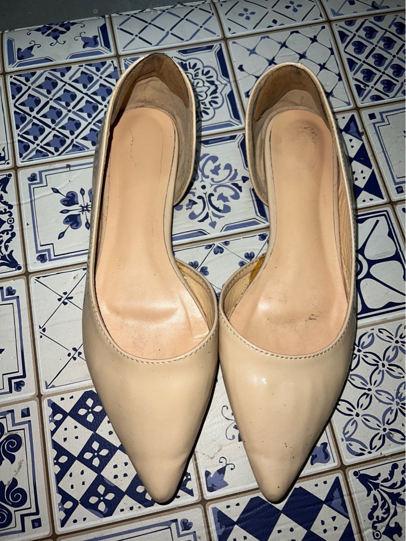 pointed nude flats