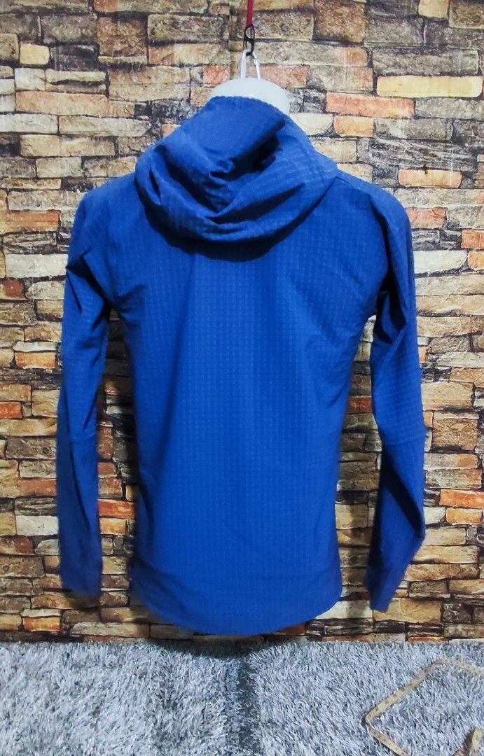 Patagonia (water repellent), Men's Fashion, Activewear on Carousell