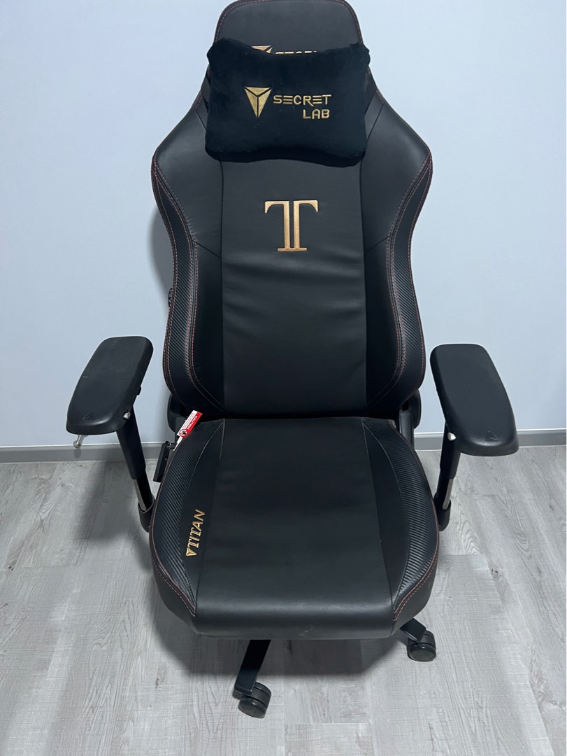 Secret Lab Titan Gaming Chair, Furniture & Home Living, Furniture ...