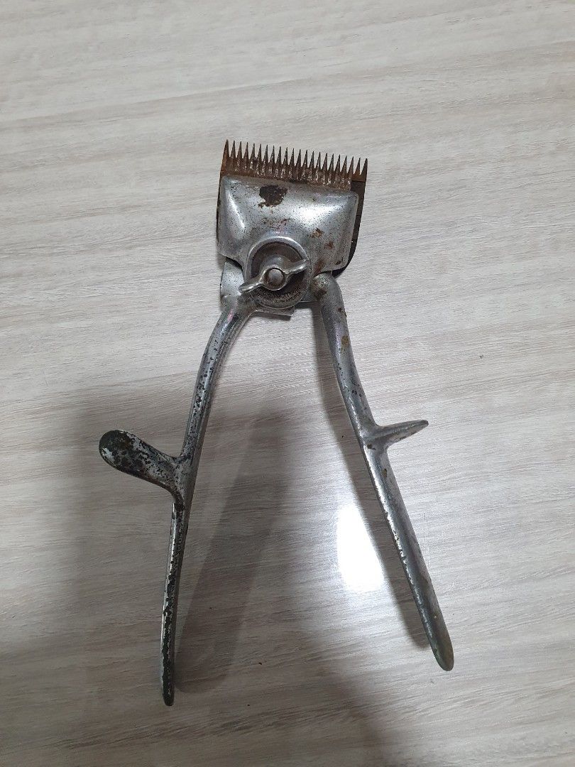 Vintage manual hair clipper, Hobbies & Toys, Memorabilia & Collectibles