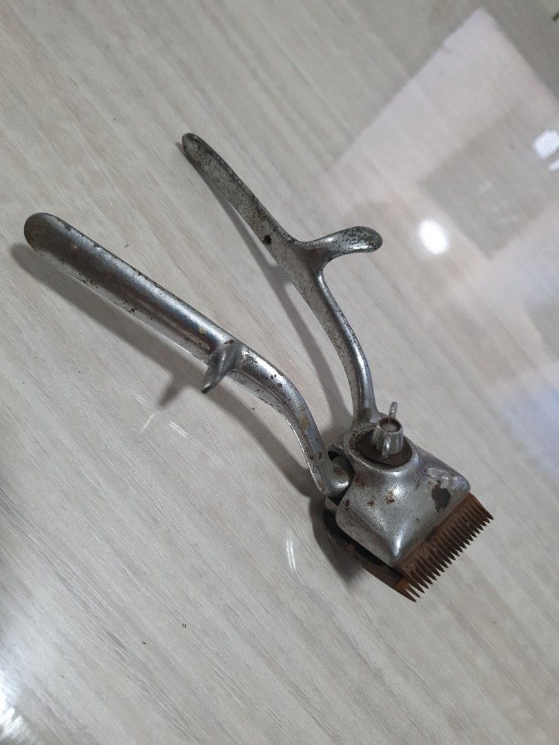 Vintage manual hair clipper, Hobbies & Toys, Memorabilia & Collectibles