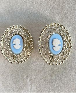 VINTAGE SARAH COVENTRY CAMEO FILIGREE EARRINGS WITH ORIGINAL BOX