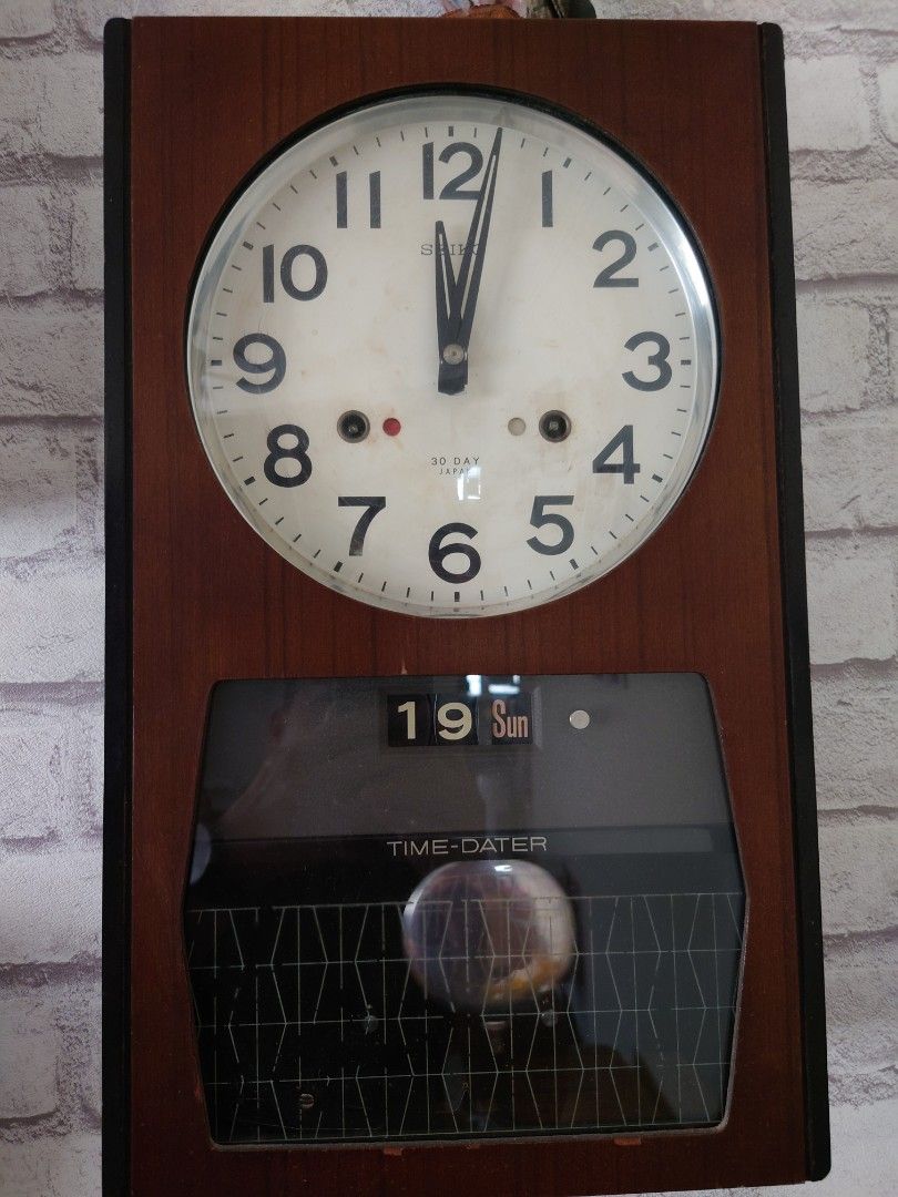 Wall Clock (Category: Vintage Collectibles) located in Singapore. Submitted by bbdsc (Listing ID 1221498320, Image 1). Description: nice manual wind Seiko wall call.