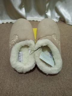 Women's slippers in natural