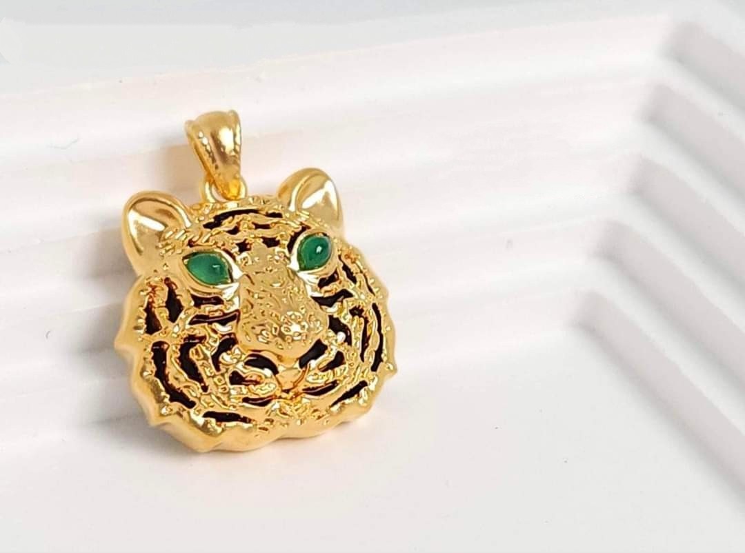 Saudi Gold Jeneh Charm Onyx Necklace