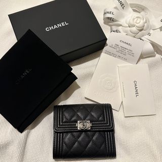全新 CHANEL 香奈兒 Boy 黑色 銀色 短夾 皮夾 錢包 黑銀 三折 正品 全配 防刮 牛皮 荔枝紋 2023/3月 日本專櫃購入 有購買證明影本 ❤️高價商品 只限台北面交❤️ 商品品牌：CHANEL ．商品材質：粒紋牛皮 ．商品產地：ITALY ．商品尺寸：約長11.5 X 高10X 寬2.5cm ．內層格式：釦式開口；包身外拉鏈零錢袋  鈔票夾層X1、卡夾X6、左右夾層可放卡片或鈔票 ．商品配件：原廠防塵套｜原廠包裝盒、提袋
