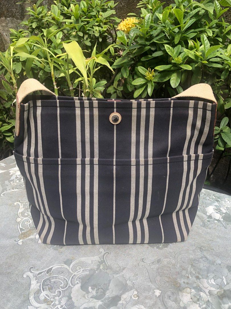 Burberry Canvas bag (Category: Luxury Bags & Wallets) located in Caloocan City. Submitted by bingsky312 (Listing ID 1218348238, Image 1). Description: Original Burberry Canvas bag Minimal signs of wear No flaws like new Spacious, clean inside out .