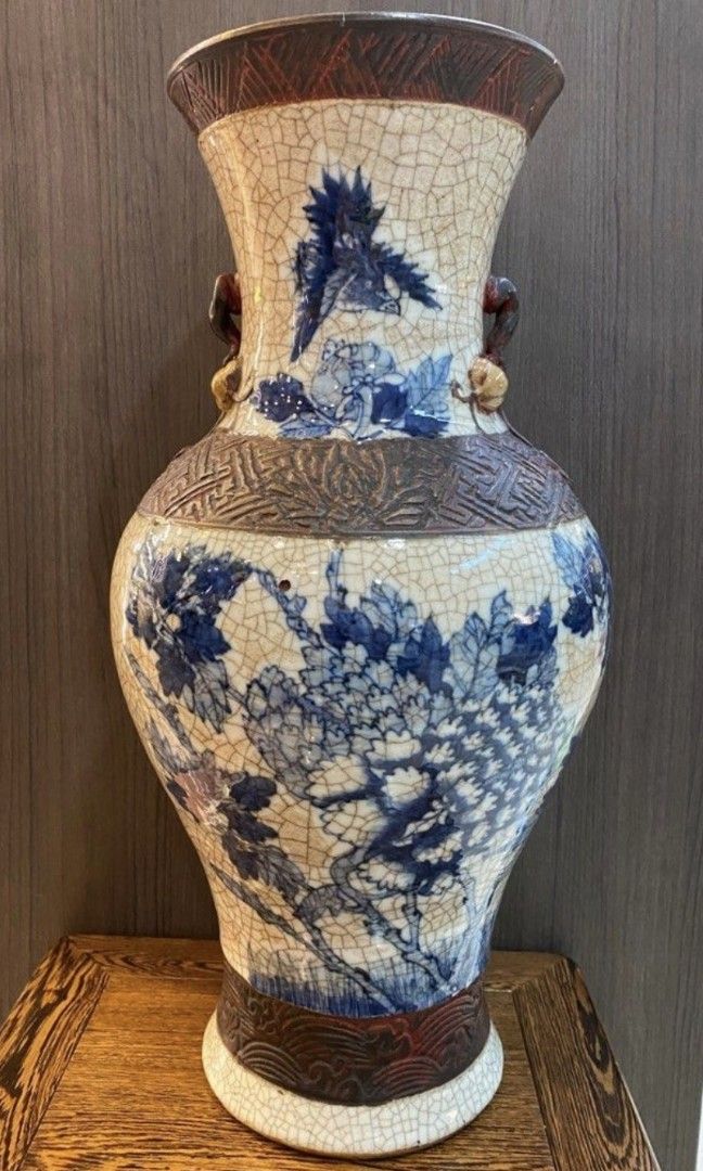 Chinese antique Huge mid Qing dynasty B/W Vase with painting of flowers