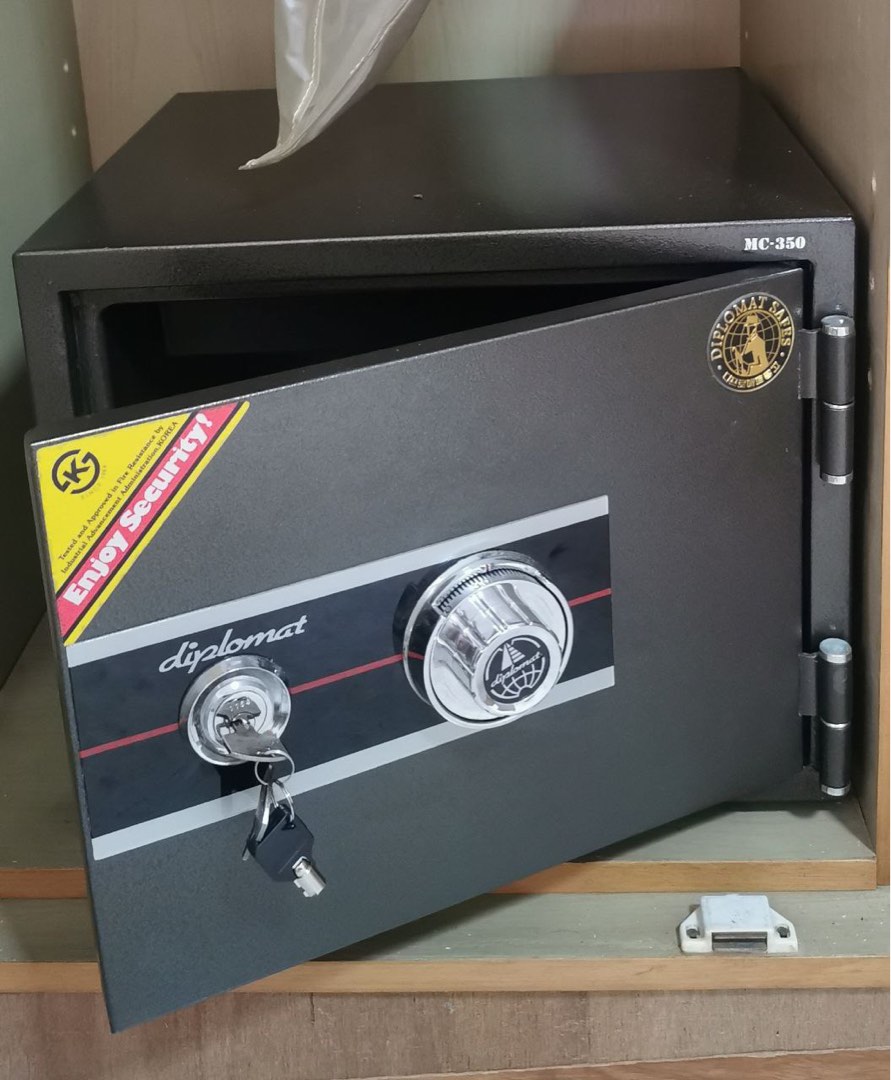 Diplomat Safe, Furniture & Home Living, Security & Locks, Safe on Carousell