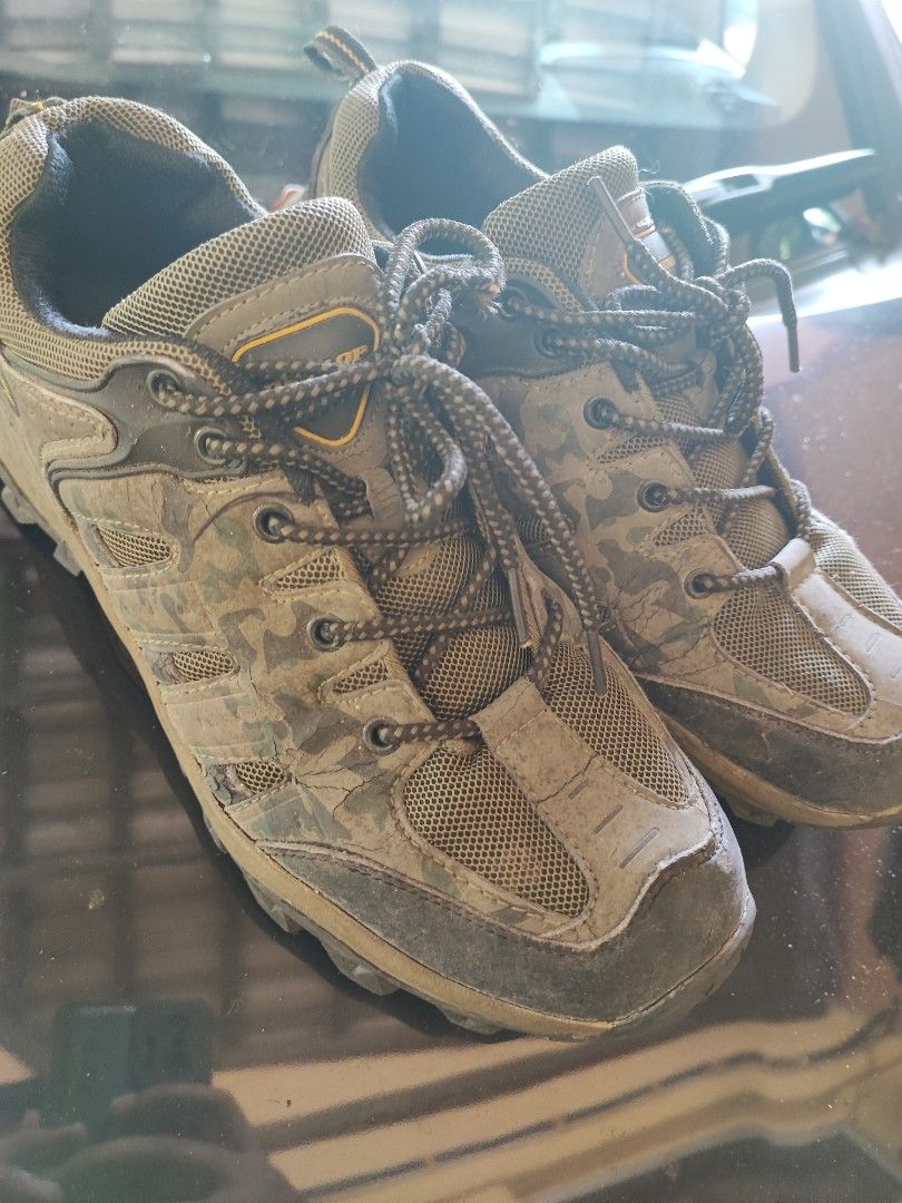 Dunlop hiking sales shoes