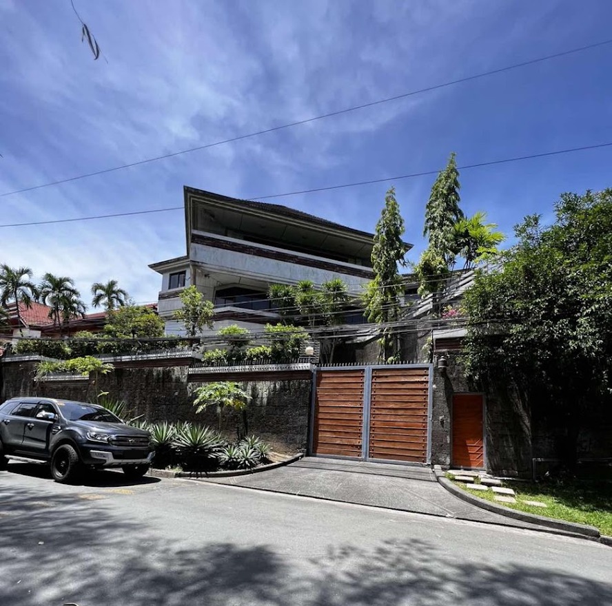 FOR LEASE Elevated Corner House and Lot in White Plains, Quezon City