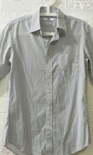 Kemeja bermerek slim fit putih garis-garis